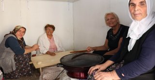 Emekli Öğretmenler, Mantı Ve Börek Satarak Öğrencilere Burs Veriyor