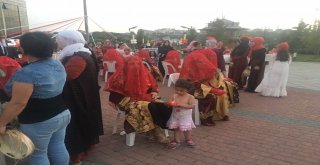 Toplu Kınada Hem Eğlence Hem Gözyaşı