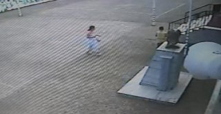 Yere Düşen Türk Bayrağını Defalarca Öpüp Kaldırdılar