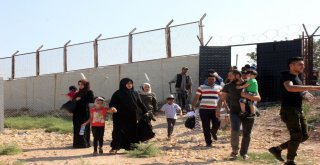 Ülkelerine Gitmek İsteyen Suriyeliler Öncüpınara Akın Etti