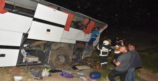 Sınır Dışı Edilecek Mültecileri Taşıyan Otobüs Devrildi: 17Si Polis 41 Yaralı