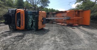 Yol Çalışması Yapan Damperli Kamyon Yan Yattı