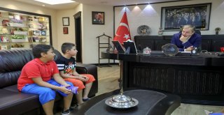 Su Satarak Hayvanlara Mama Alan Miniklere Piriştinadan Destek