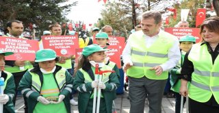 15 Eylül Dünya Temizlik Gününde Minikler Başkan Usta İle Sokaklardaki Çöpleri Topladı