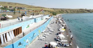 Vanın İlk Ve Tek Mavi Bayraklı Plajına Yoğun İlgi