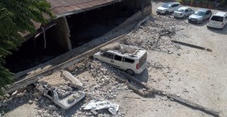 Yıkılmak Üzere Olan Duvara Aldırmadan Geçiyorlar