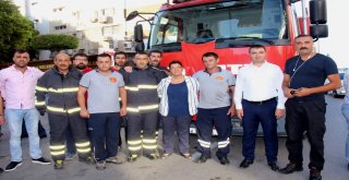 Yangına Gelen İtfaiyecilere Çiçekli Ve Baklavalı Karşılama