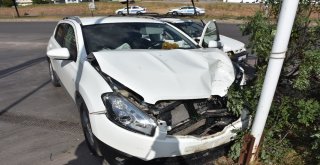Lastiği Patlayan Pikap Karşı Şeritteki Otomobile Çarptı: 5 Yaralı