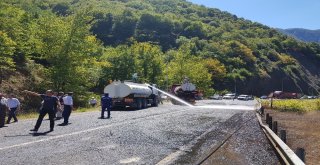 Karabükte Yakıt Dolu Tanker Takla Attı, Litrelerce Yakıt Yola Döküldü