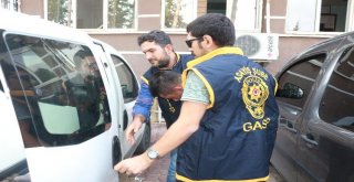 Kadınları Döverek Cep Telefonlarını Gasp Etti