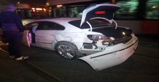 Cevizlibağda Otomobil Tramvaya Çarptı: 2 Yaralı