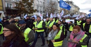 Polonyada “Üniformalı Memurlar” Hükümeti Protesto Etti