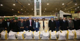 Büyükşehir, 2 Bin 800 Yetiştiriciye 1400 Ton Koyun Süt Yemi Dağıttı