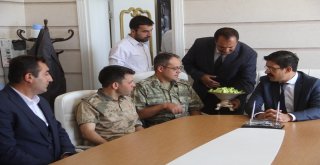 Kaymakam  Öztürk Polis, Asker Ve Vatandaşların Bayramını Kutladı