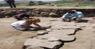 (Özel Haber) Bitlis Kalesinde Osmanlı Dönemine Ait Mezar Bulundu