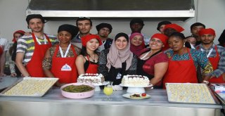 (Özel Haber) Dünyanın Dört Bir Yanından Gelen Öğrenciler Dolma Sardı, Mantı Yaptı
