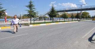 Üst Geçit Var, Geçen Yok