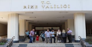 Rizede Yol Olmadığı İçin Sırtta Taşınarak Evine Ulaşan Ms Hastasına Vatandaşlardan Destek