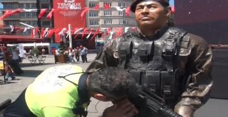 (Özel) Taksim Meydanında Duygulandıran Anlar