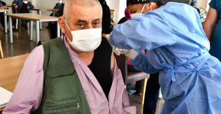 İzmir Büyükşehir Belediyesi Sosyal Yaşam Kampüsü’nde ilk doz aşılar yapıldı