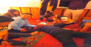 Camide Bayılan Vatandaşa İlk Müdahaleyi İmam Ve Müezzin Yaptı