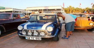 Klasik Otomobillerle Fotoğraf Çektirmek İçin Birbirleriyle Yarıştılar