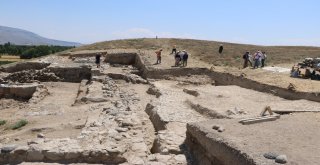 Kınık Höyükte 6 Bin Yıl Öncesine Ait Pers Tapınağı Bulundu