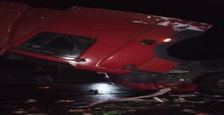 Seyir Halindeki Tır, Yol Kenarındaki Tıra Çarptı, Ortalık Savaş Alanına Döndü