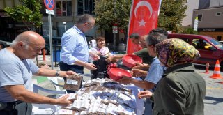 Hayvanseverlere Kedi Ve Köpekler İçin Kap Ve Mama Dağıtıldı