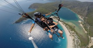 Paraşütle Bin 800 Metre Yükseklikte Klarnet Çaldı