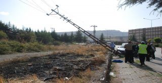 Elektrik Direğine Çarpan Otomobilde Anne Ve Çocuğu Yaralandı