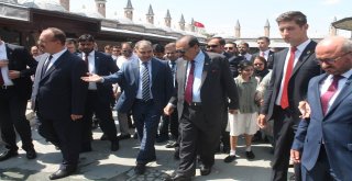 Pakistan Cumhurbaşkanı Hüseyin, Mevlana Hazretlerinin Türbesini Ziyaret Etti