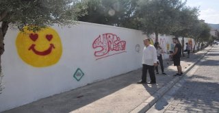 Siyasi Yazı Bulunan Duvarlara Gençler Çiçek Açtırdı