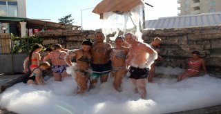 (Özel) Turistler Çamur Banyosuyla Stres Atıyor