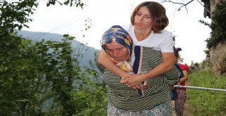 Rizede Yol Olmadığı İçin Sırtta Taşınarak Evine Ulaşan Ms Hastasına Vatandaşlardan Destek