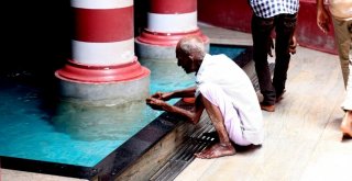 Hint Okyanusunun Ortasında Kırmızı Mescit