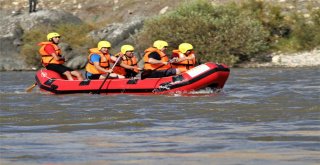 Tarihi İlçede, Vali İle Birlikte Araplar Rafting Yaptı