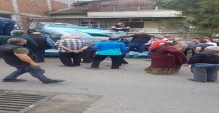 Trabzonda Yokuş Aşağıya Giderken Freni Boşalan Vinç Yola Devrildi, Kaza Ucuz Atlatıldı