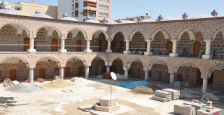 Arınç, Kapatılan Fetönün Öğrenci Yurdundaki Yenileme Çalışmalarını İnceledi