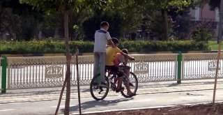 3 Çocuk Bir Bisikletle Yol Aldı