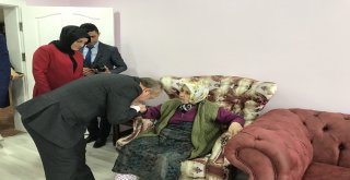 Karadağ Huzurevi Sakinlerinin Ellerini Öpüp Hayır Dualarını Aldı