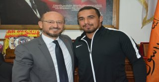 Başkan Özcan Şampiyon Güreşçileri Tebrik Etti