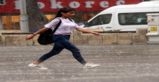 Samsundaki Sağanak Yağış Hayatı Olumsuz Etkiledi