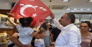 Başkan Ay, Vatandaşlara Türk Bayrağı Dağıttı