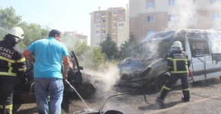 Park Halinde Yanan Minibüs, Ölen Eşinin Hatırası Otomobili Küle Döndürdü