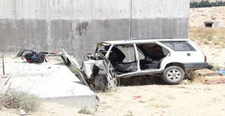 Otomobil Köprülü Kavşağın Beton Ayağına Çarptı: 2 Ölü, 4 Yaralı