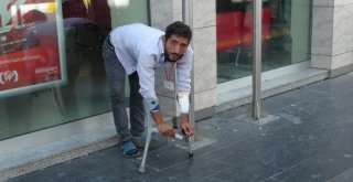Zabıtayı Gören Engelli Dilenci Kaçarken Arkasından Gazeteciler Bile Yetişemedi