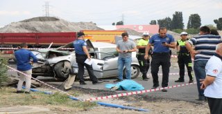 Hız Yolu Değil, Hayatı Kısaltır Pankartı Bulunan Üst Geçide Çarpan Otomobilde Can Verdi