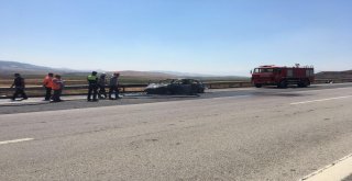 Otobanda Seyir Halindeki Otomobil Yandı