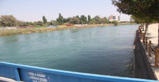 Kanala Düşen Çocuk Akıntıya Kapılarak Kayboldu, Annesi Ardından Feryat Etti